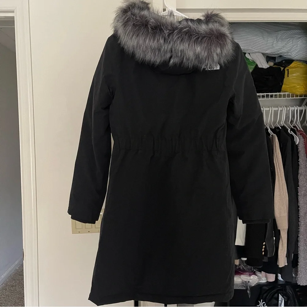 The North Face Women’s Arctic Parka black size S NWT - Picture 3 of 3